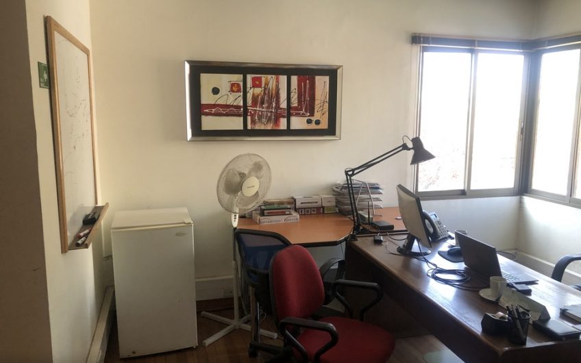 Vendo Amplia Casa habitación. o de Uso Comercial
