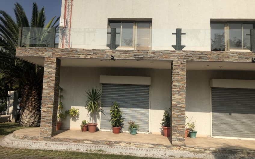 Vendo Amplia Casa habitación. o de Uso Comercial