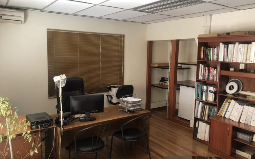 Vendo Amplia Casa habitación. o de Uso Comercial