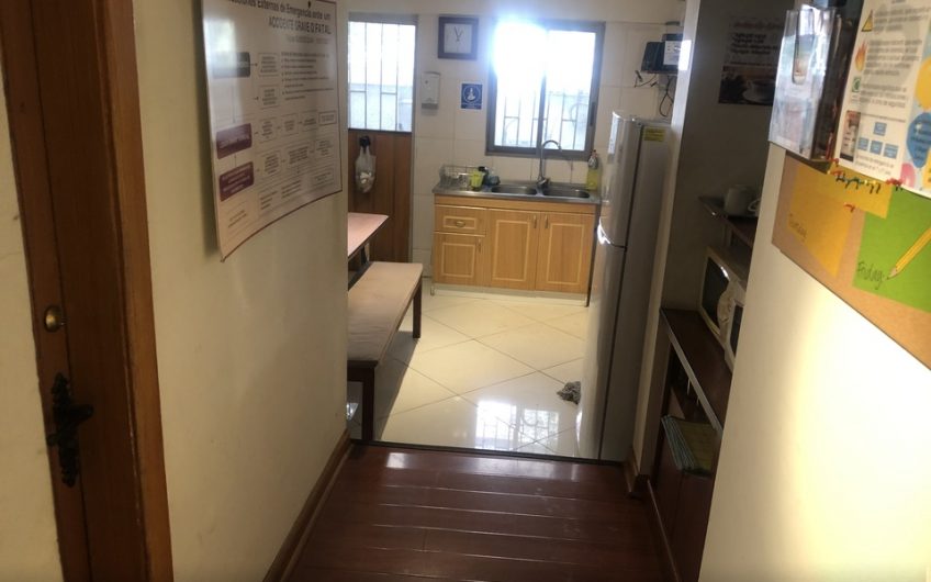 Vendo Amplia Casa habitación. o de Uso Comercial
