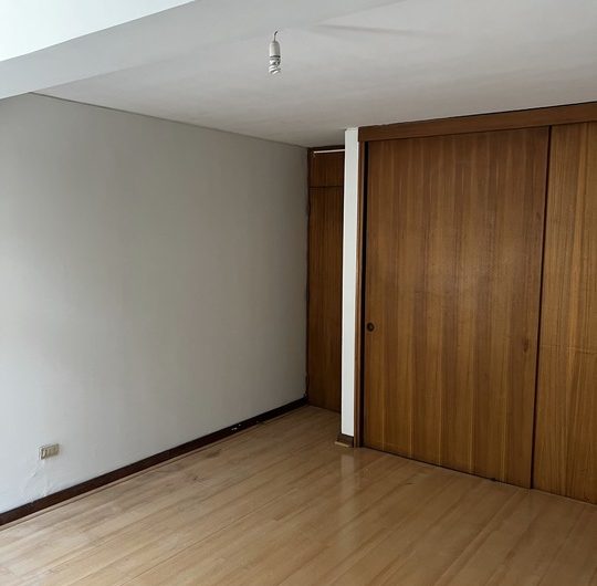 Se vende amplio e ilumidado departamento en bella Zona