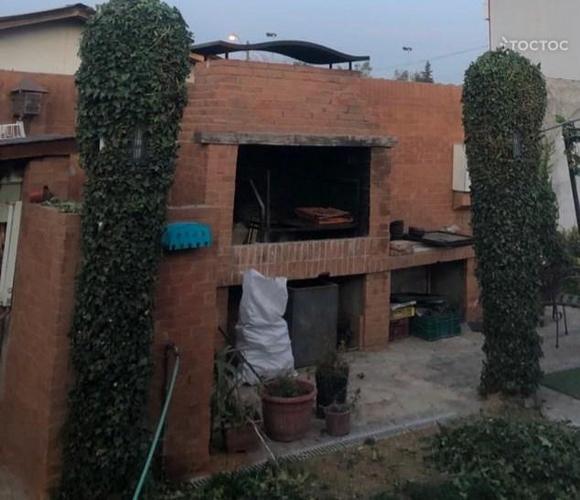 Se vende excelente casa con gran terreno, máxima plusvalía. Avda Vicuña Mackenna. Cercana a estación de metro