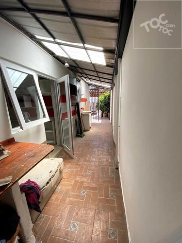 Se Vende hermosa casa remodelada en sector residencial. Metro La cisterna