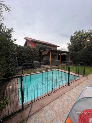 Se arrienda hermosa y amplia casa con piscina en la comuna de Las Condes