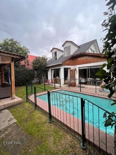 Se arrienda hermosa y amplia casa con piscina en la comuna de Las Condes
