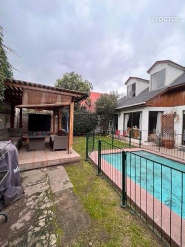 Se arrienda hermosa y amplia casa con piscina en la comuna de Las Condes