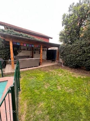 Se arrienda hermosa y amplia casa con piscina en la comuna de Las Condes