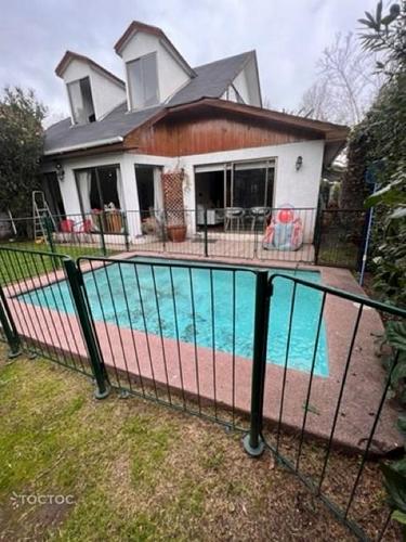 Se arrienda hermosa y amplia casa con piscina en la comuna de Las Condes