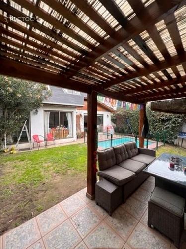 Se arrienda hermosa y amplia casa con piscina en la comuna de Las Condes