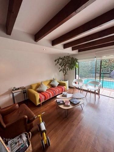 Se arrienda hermosa y amplia casa con piscina en la comuna de Las Condes